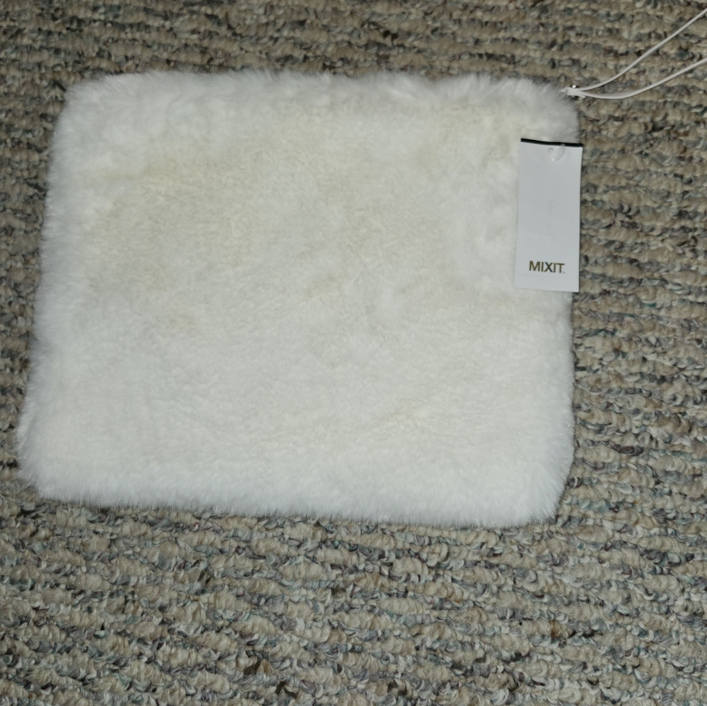 NWT WHITE FAUX FUR ACCESSORY BAG. COSMETIC BAG. LINGERIE BAG. BRIDAL GIFT.